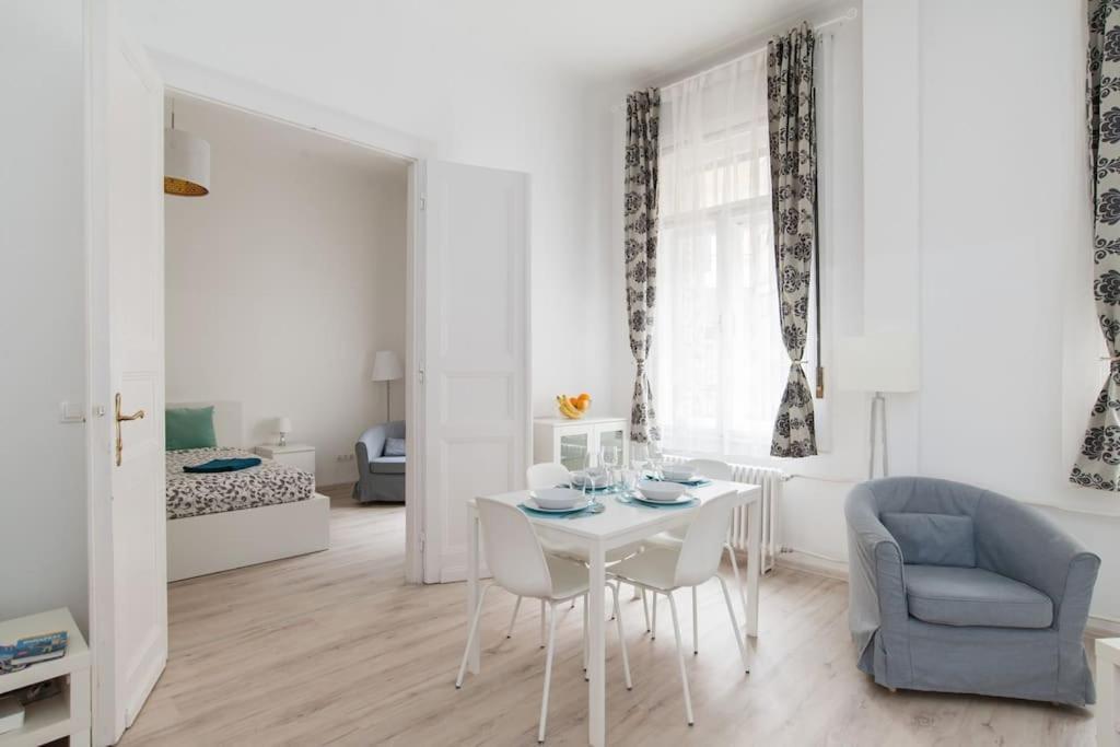 New Ultra-central Design Apartman *